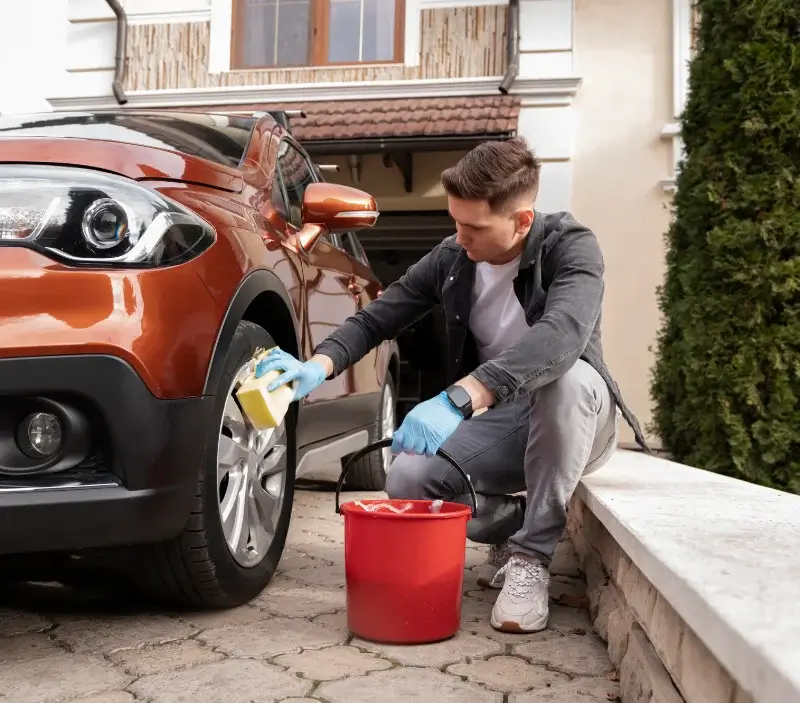 Lavage auto à domicile Balleroy-sur-Drôme : professionnel intervenant sur un véhicule